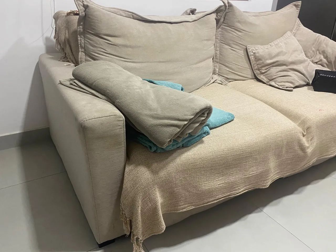 sofá 2 lugares bege - Foto 4