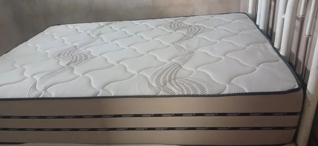 Vendo um colchão casal semi novo molas ensacadas  - Foto 2