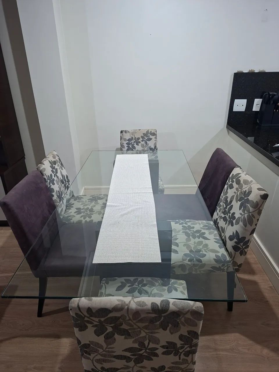 Mesa de jantar 1,80m + 6 cadeiras