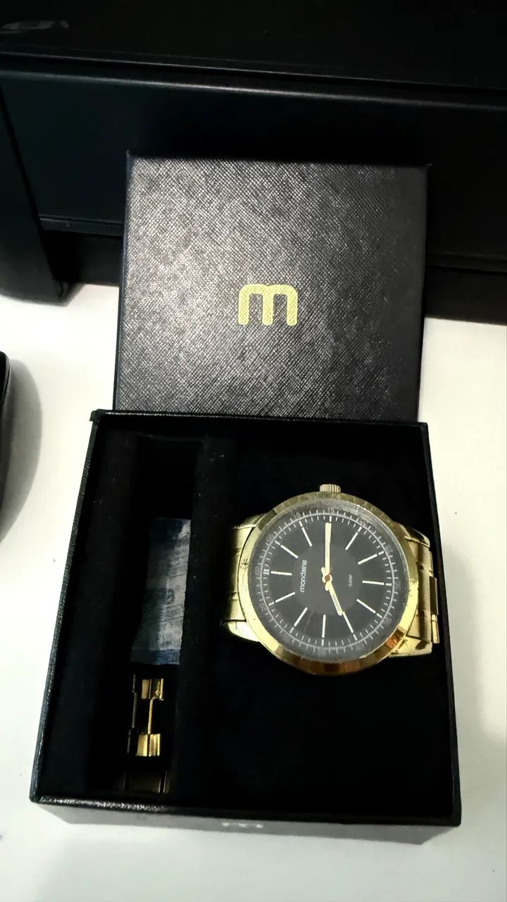 Relógio Mondaine dourado 