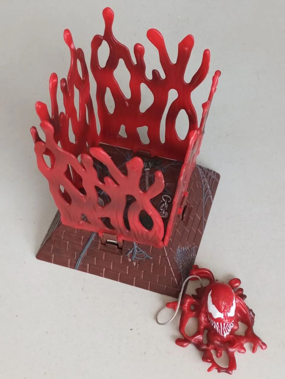 Armadilha /diorama Carnage Toybiz - Foto 2