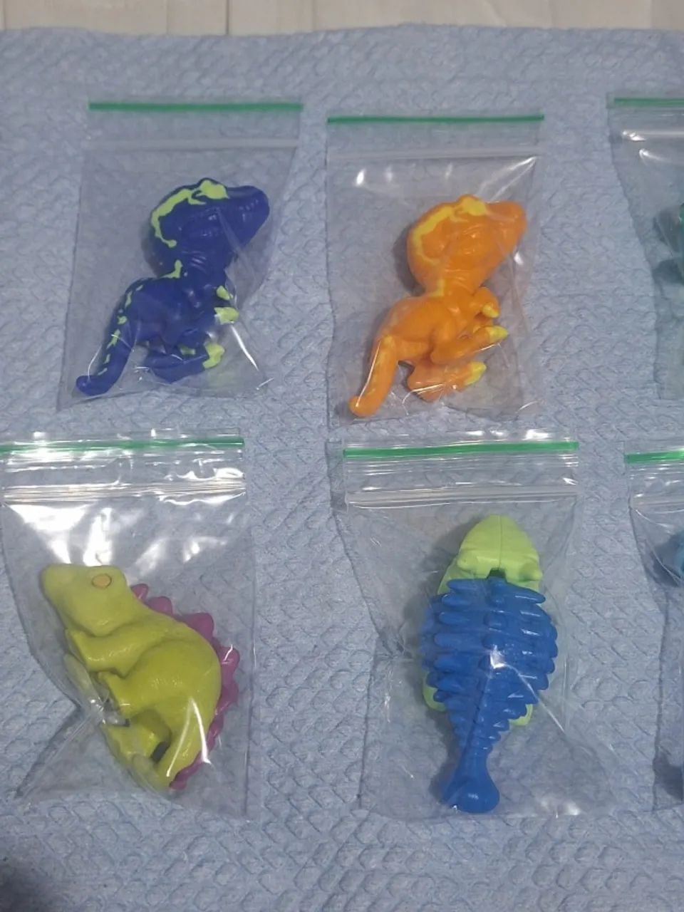Jurassic world kinder joy 10 unidades - Foto 2