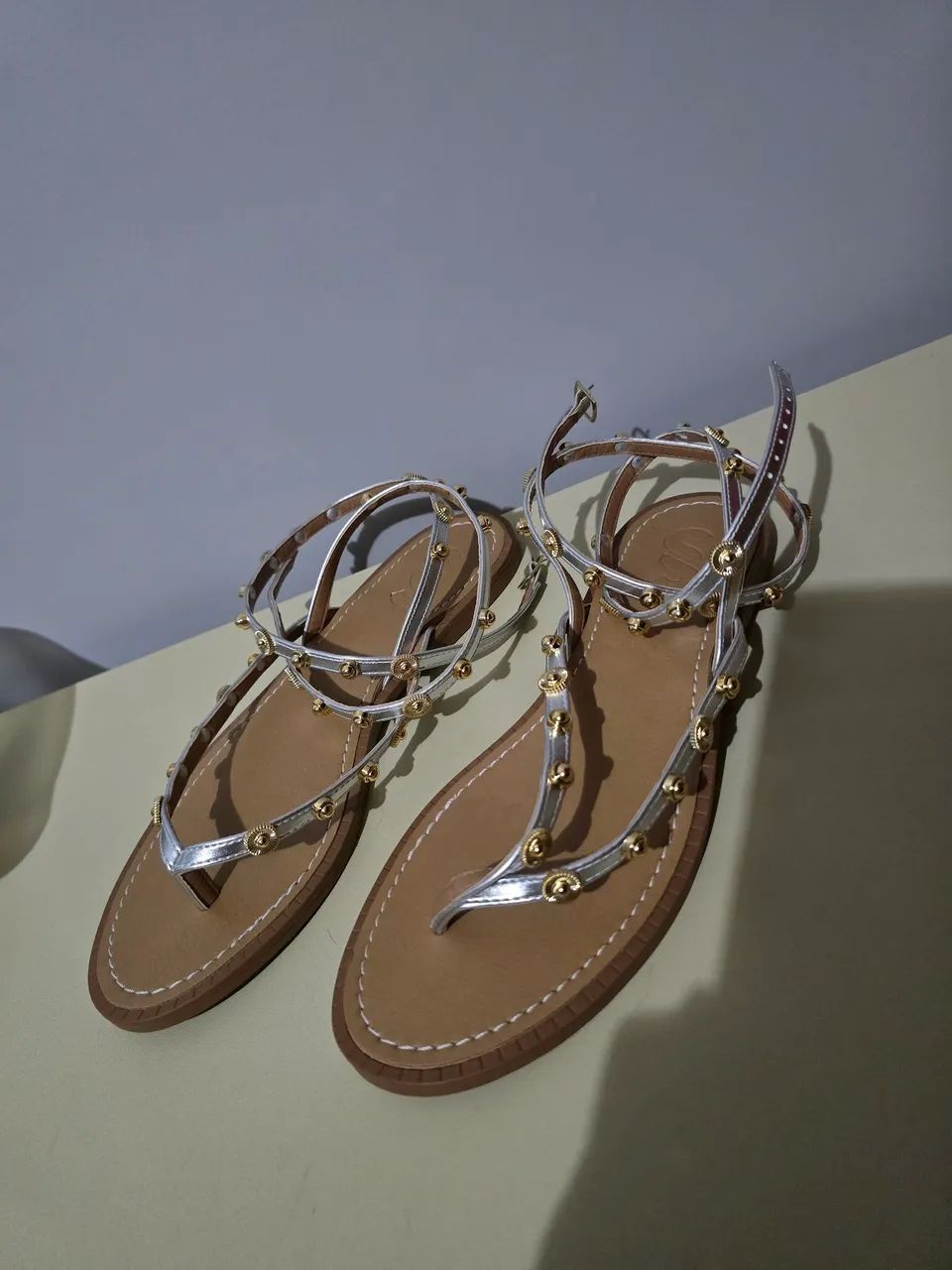 Sandália rasteira de tachas - Foto 2