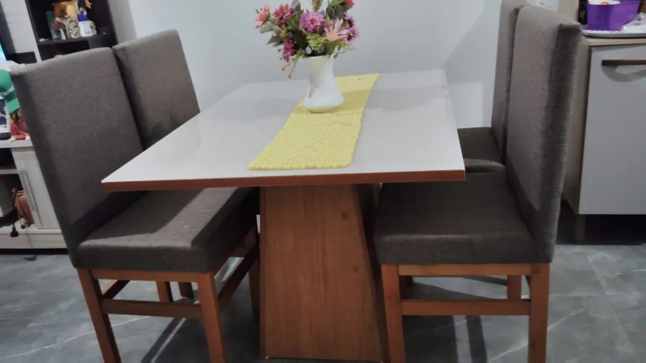 Mesa com 4 cadeiras 
