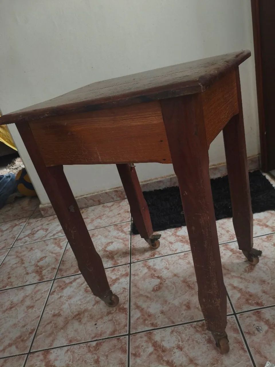 Mesa de Madeira Maciça com Rodinhas ? Resistente e Robusta