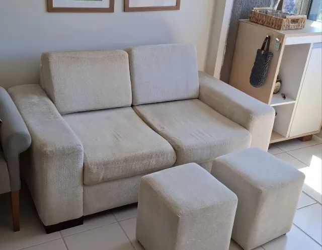 Sofá 2 lugares em tecido + 2 puffs - R$ 200