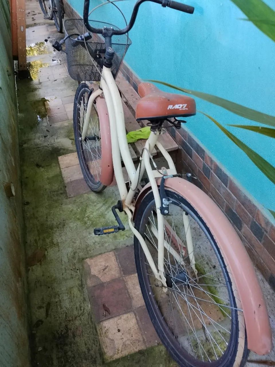 Duas bicicletas usadas
