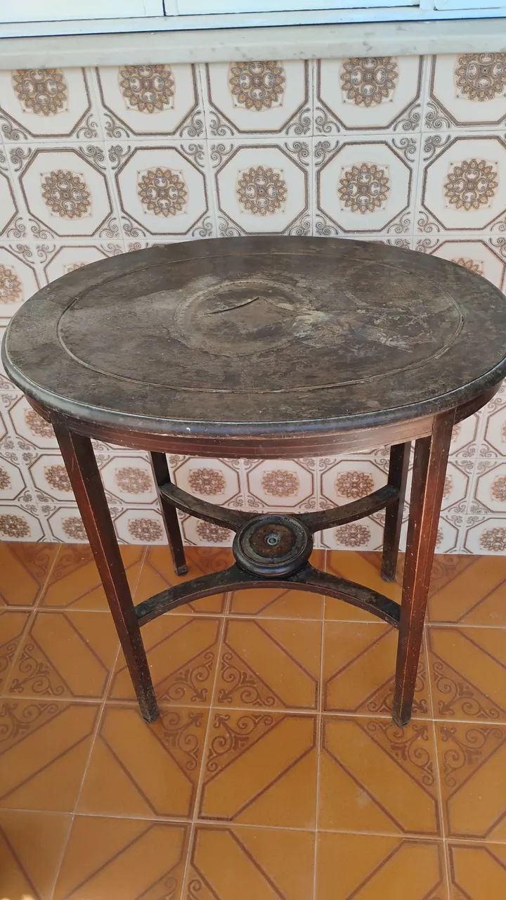 Vendo uma mesa decorativa de antiguidade,madeira maciça.