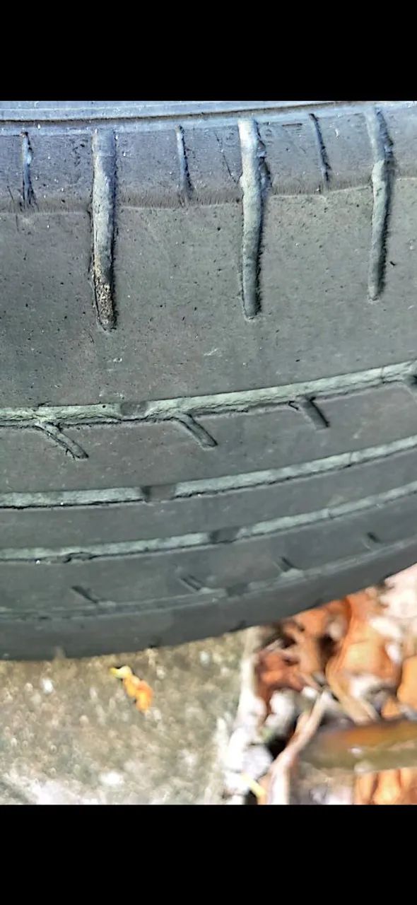 Pneus, aros 15 e calotas originais - Foto 5