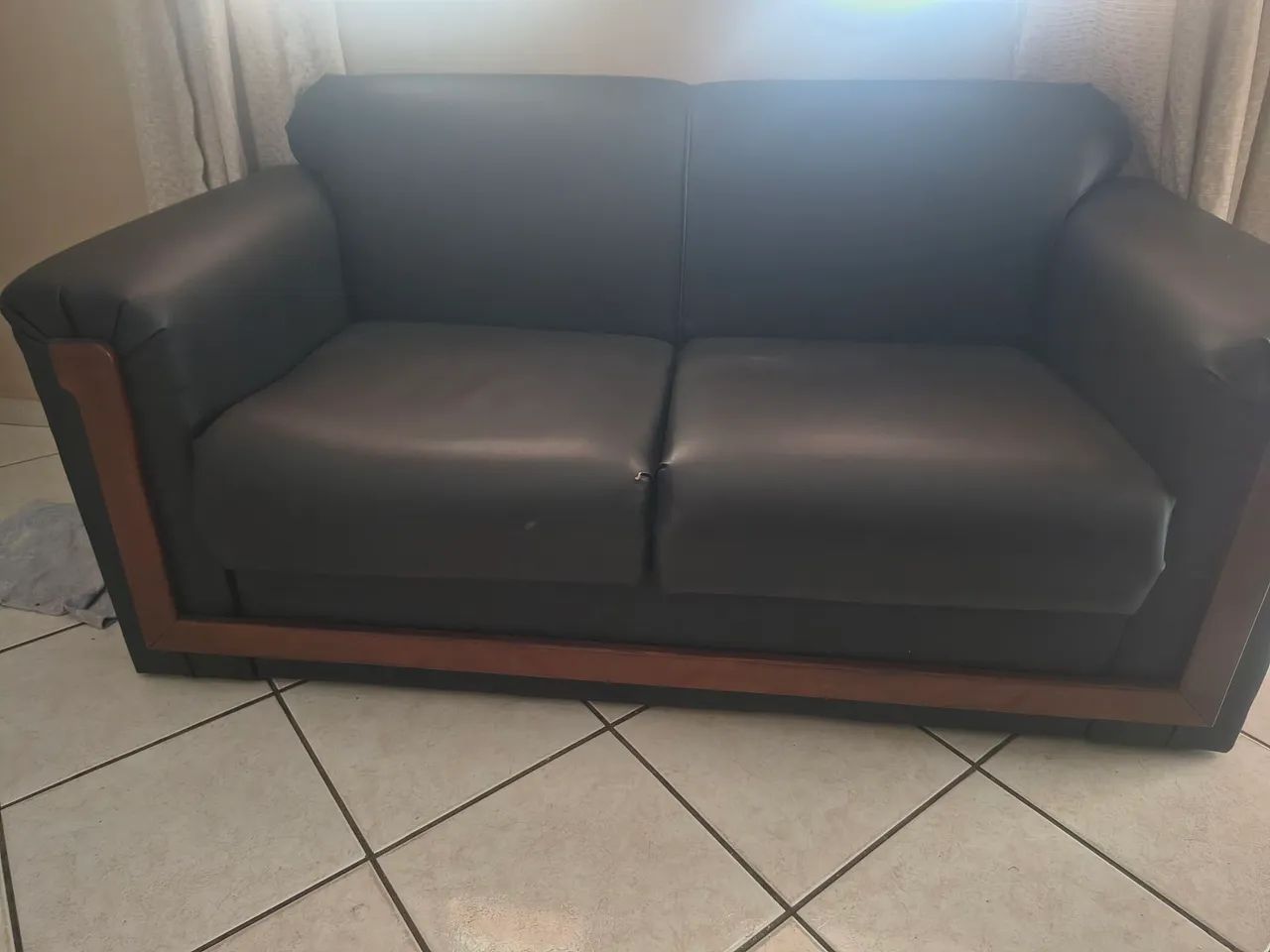 Sofá 2 em Couro Sintético Preto com Detalhes em Madeira<br>