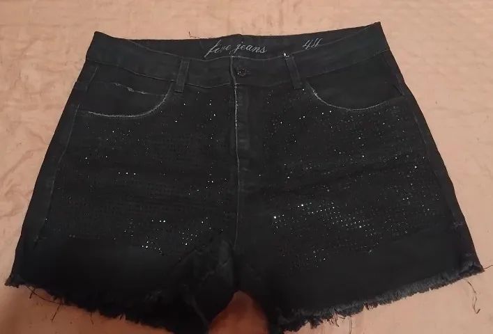 Roupas usadas em bom estado de conservação. 