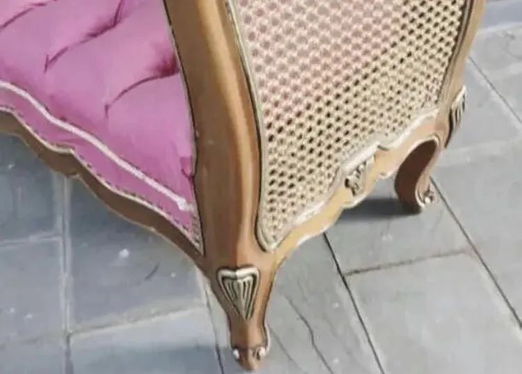 Namoradeira/ Recamier de Madeira Rosa detalhes Dourados  - Foto 5