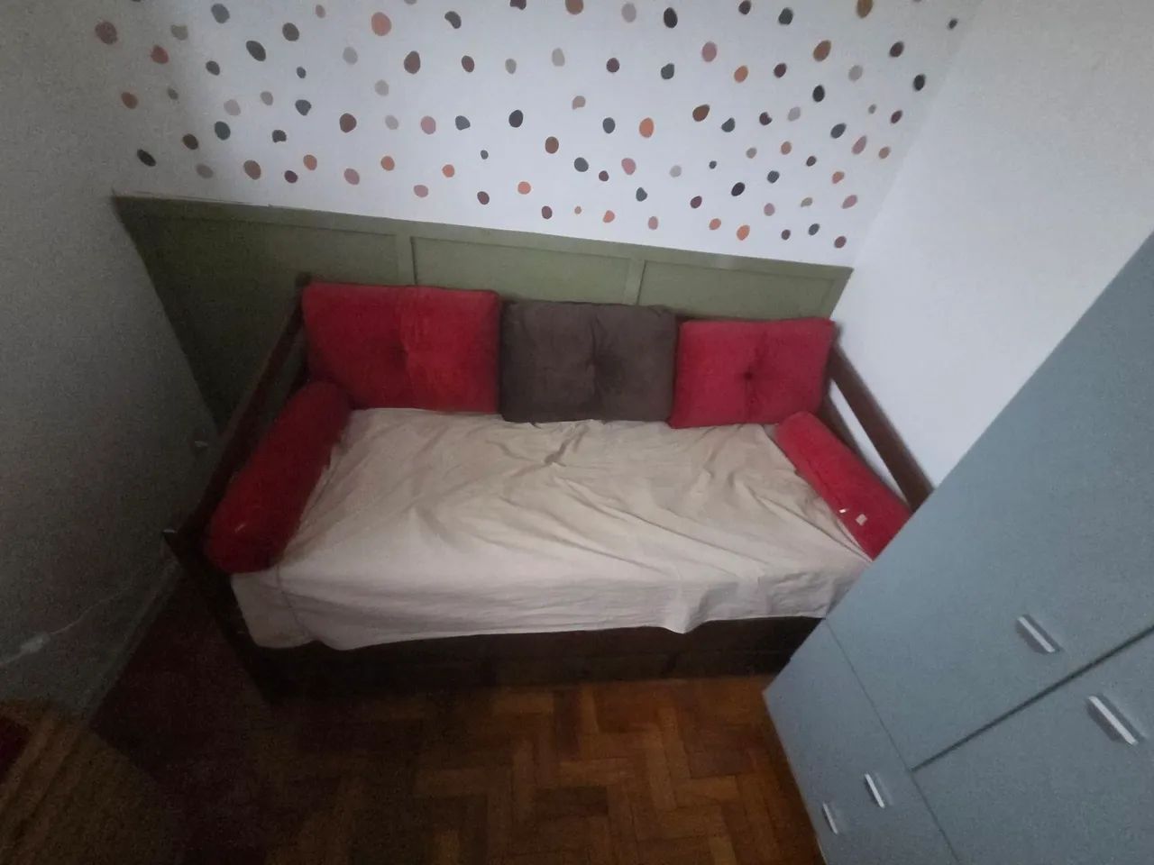 SOFÁ CAMA INGLESA SOLTEIRO MADEIRA MACIÇA  - Foto 3