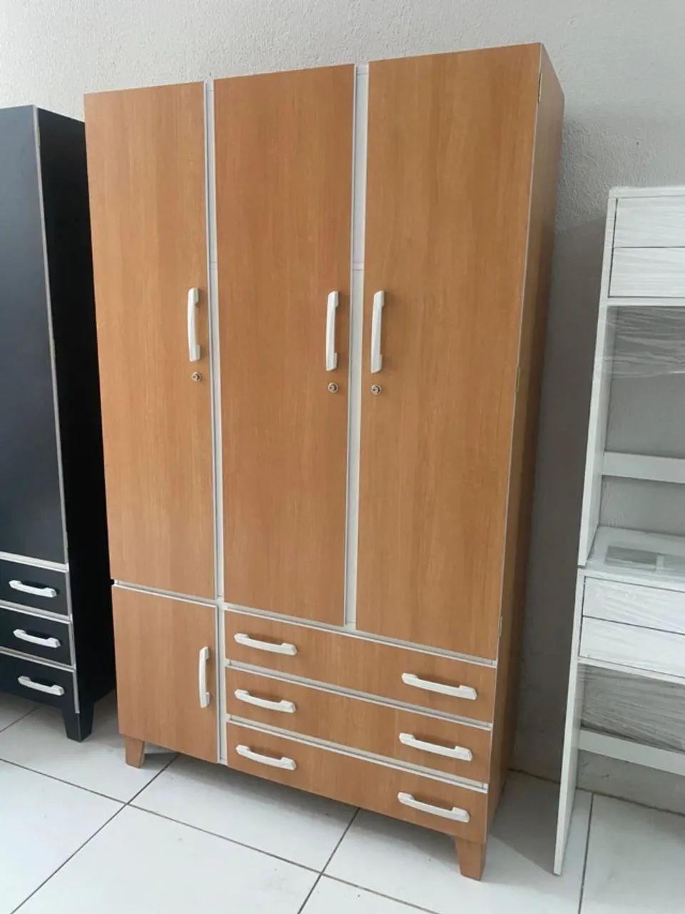 Guarda roupas disponíveis 