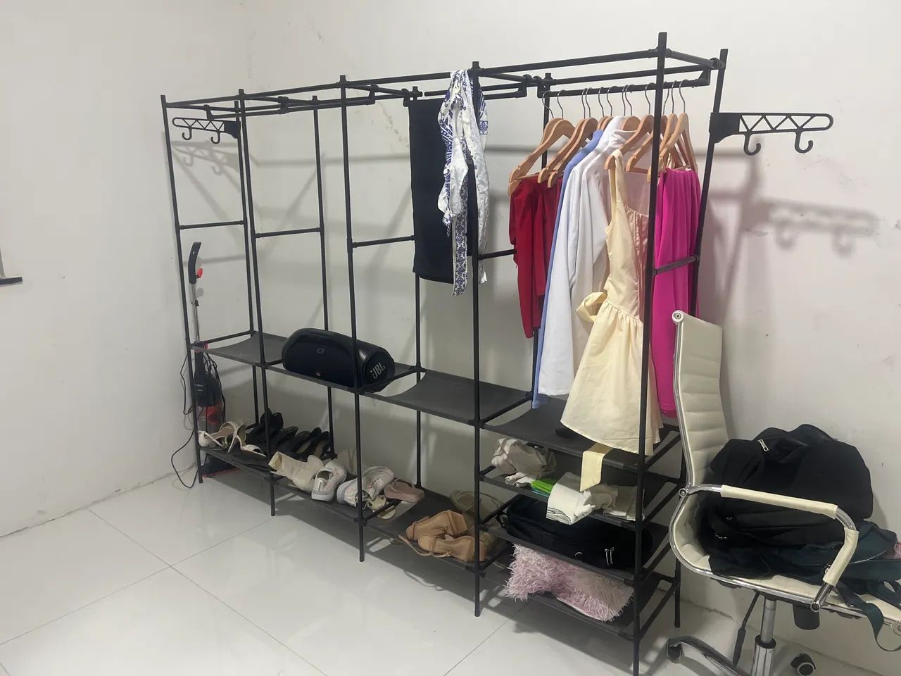 Guarda-roupa aberto 