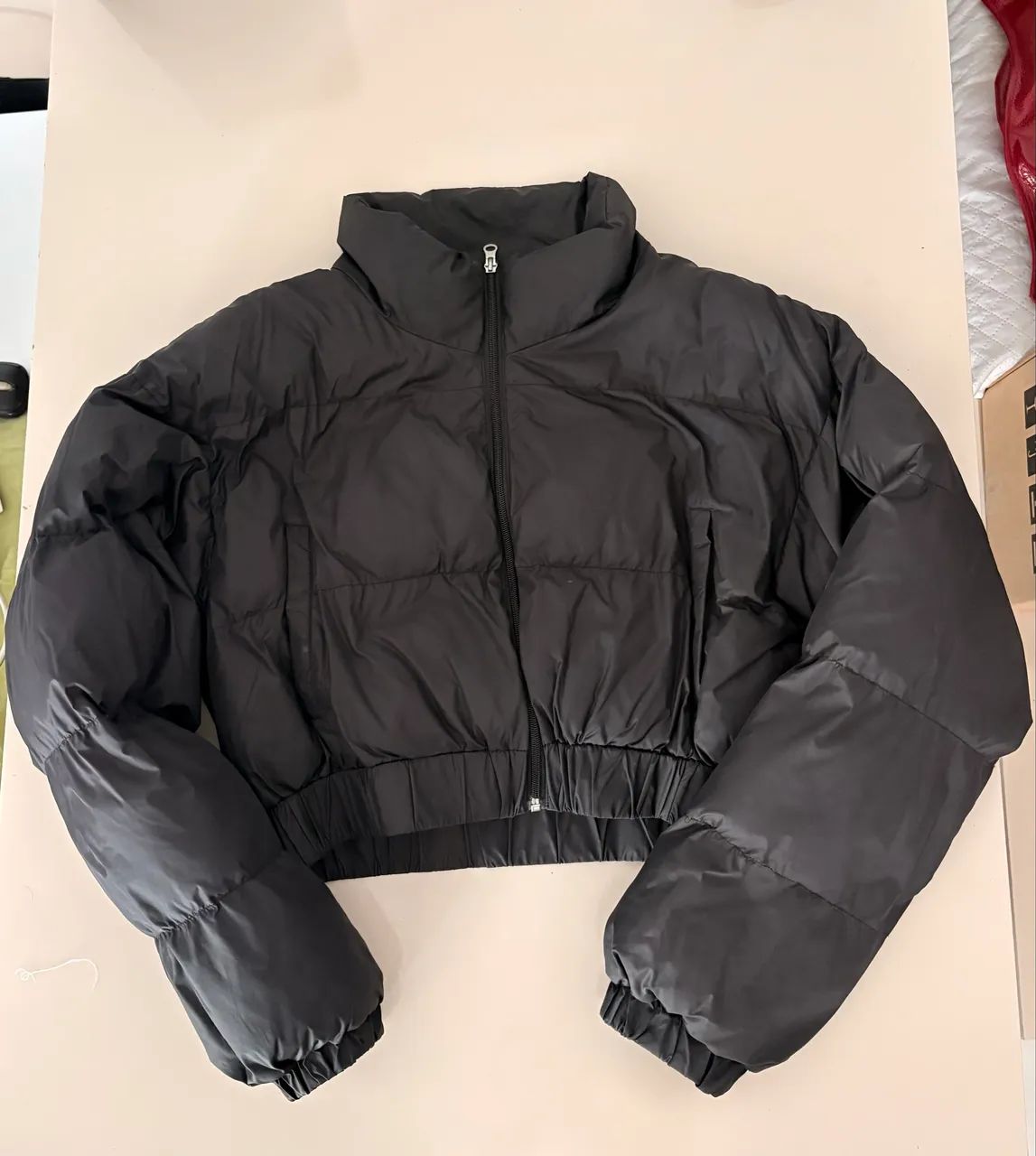 casaco puffer cropped preto 