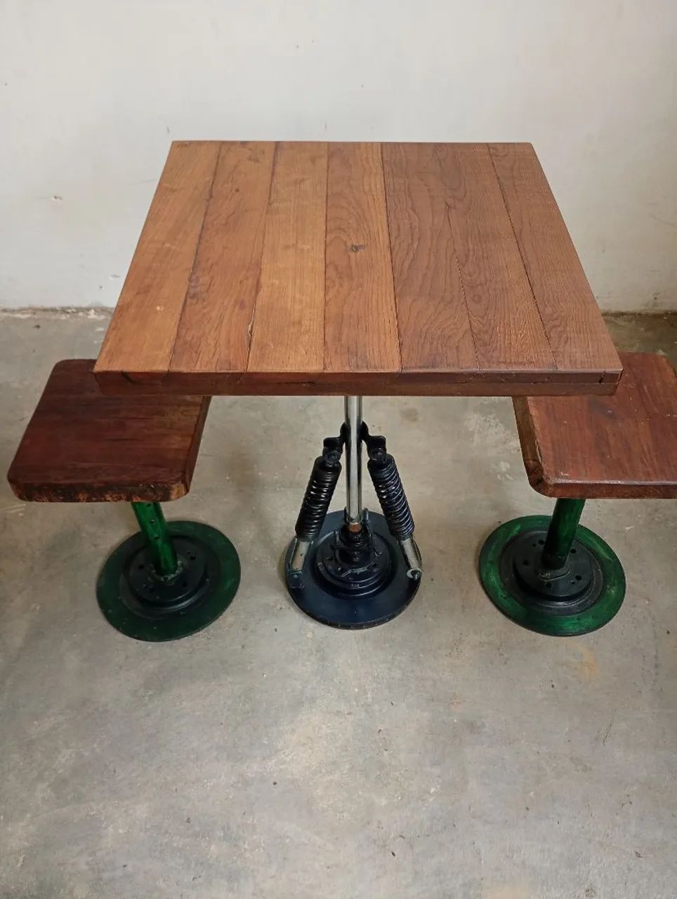 Mesa e bancos estilo steanpunk