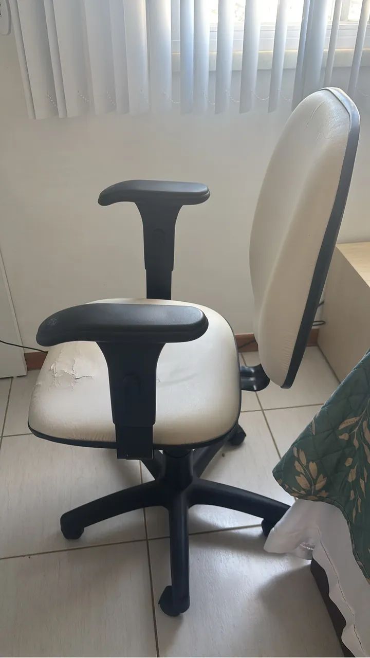 Executive swivel chair with blade and armrests, upholstered in beige corino.
