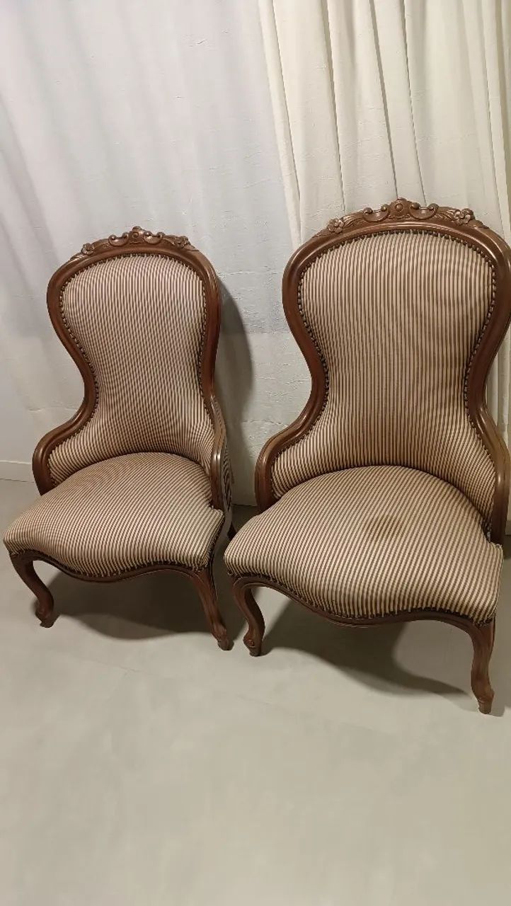 Par de Cadeiras Clássicas Estilo Luís XV em Madeira Maciça