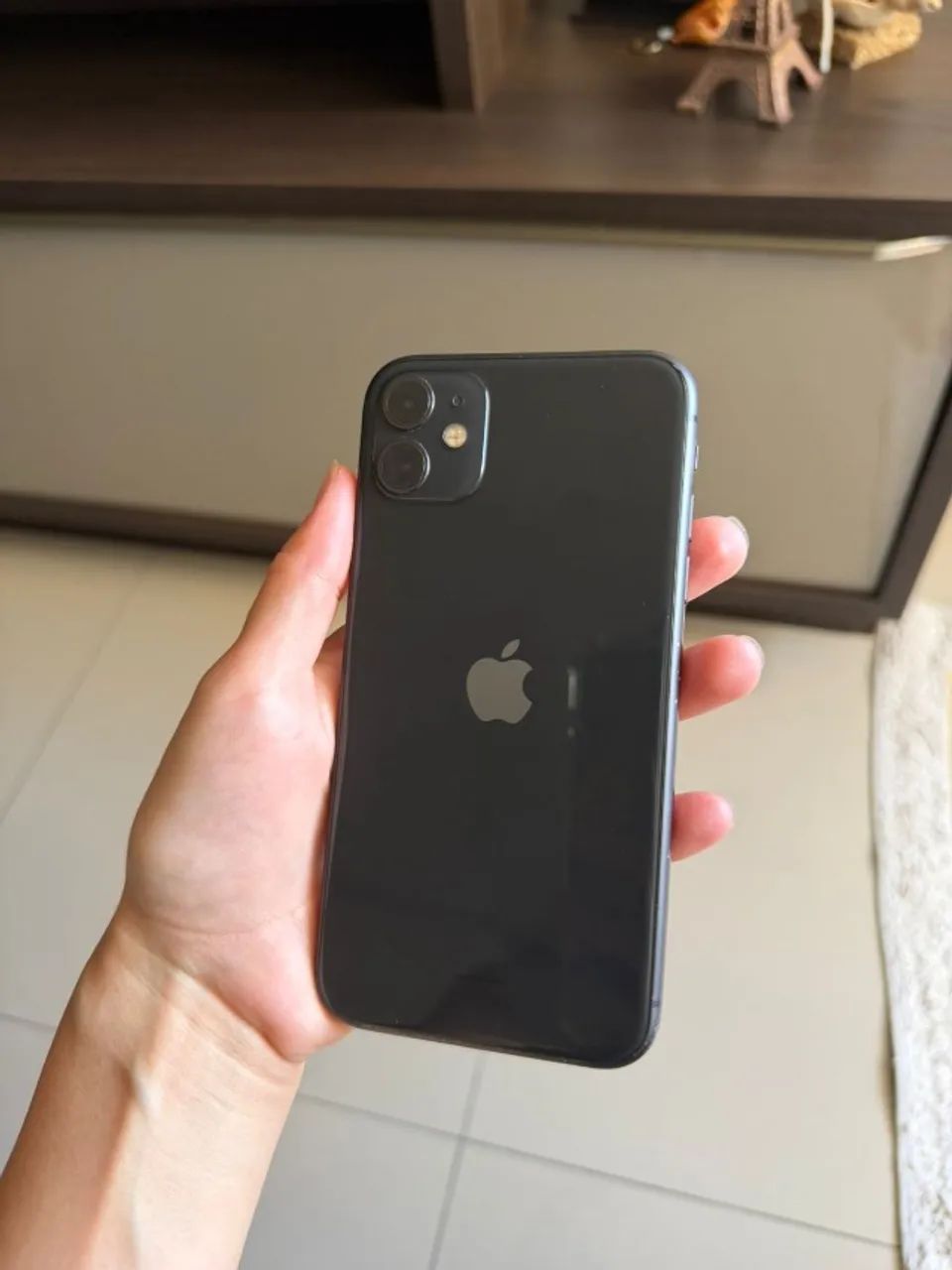 Vendo IPhone 11, preto, 128gb, bateria 67% original, bem conservado. Vai com carregador