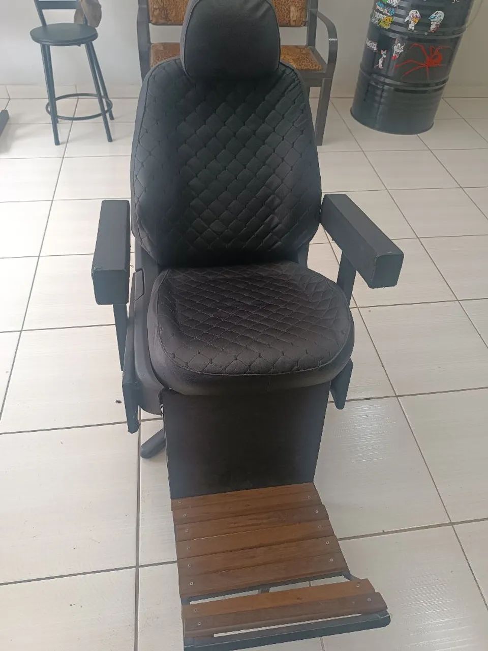 Vendo cadeira de barbeiro  - Foto 2