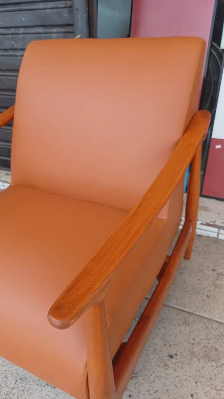 Poltrona de Design Mid-Century (Madeira Maciça e Courino Caramelo) - Foto 4