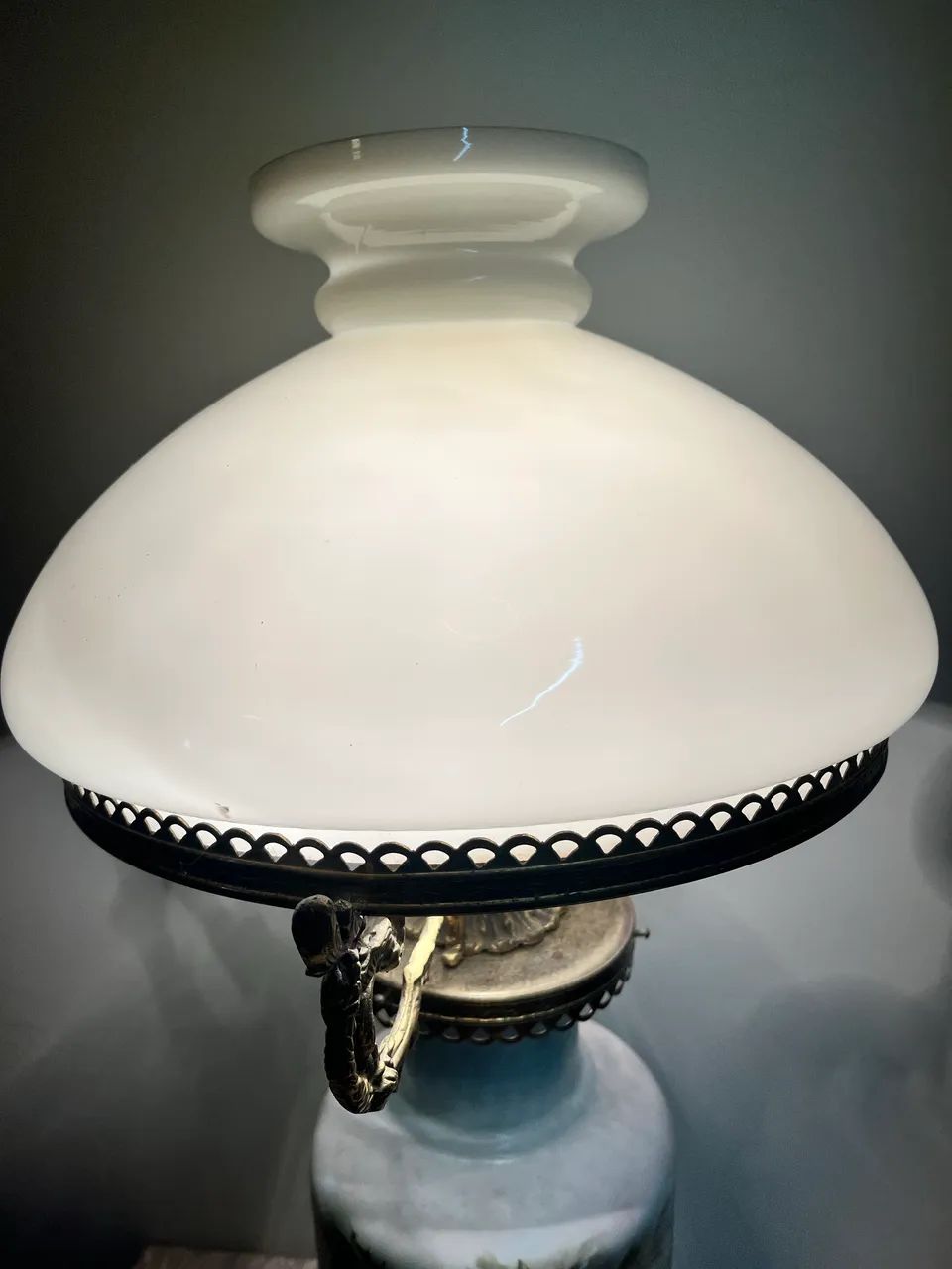 Lustre porcelana e bronze com cúpula de vidro leitosa. - Foto 2
