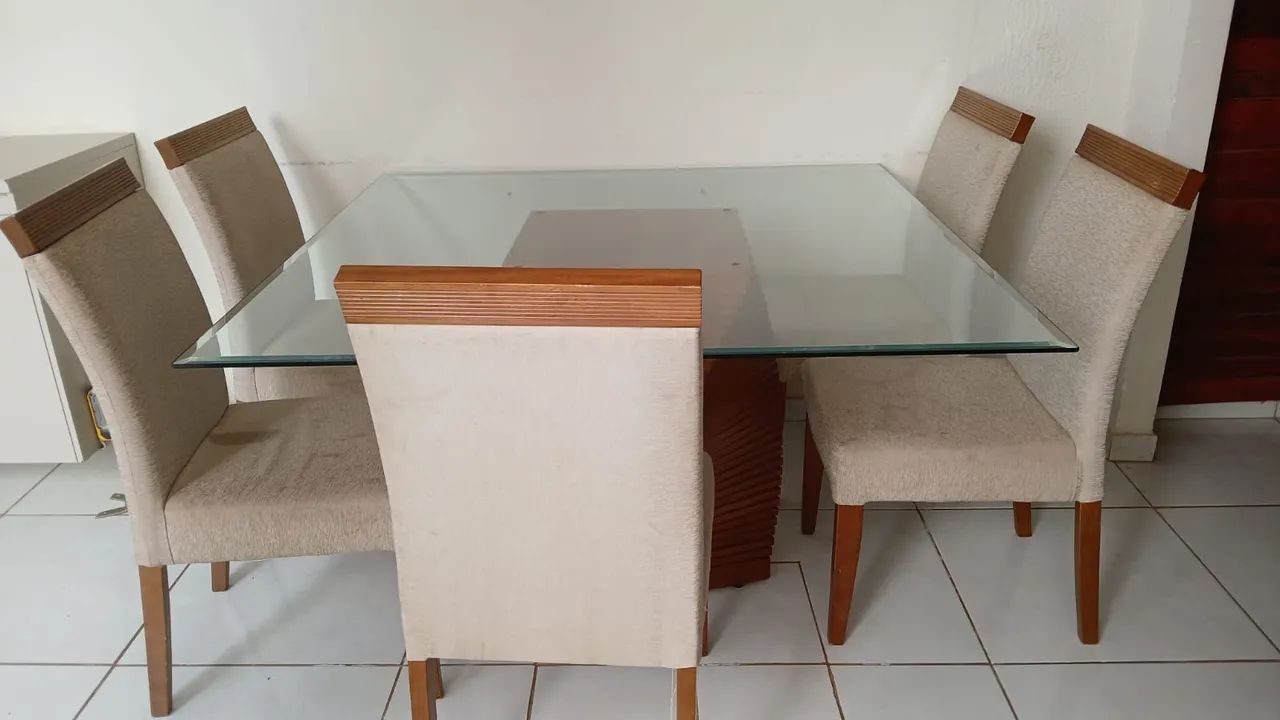Conjunto de mesa e cadeiras