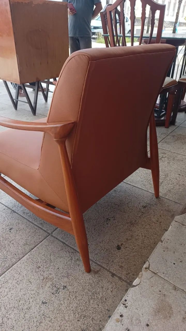 Poltrona de Design Mid-Century (Madeira Maciça e Courino Caramelo) - Foto 5