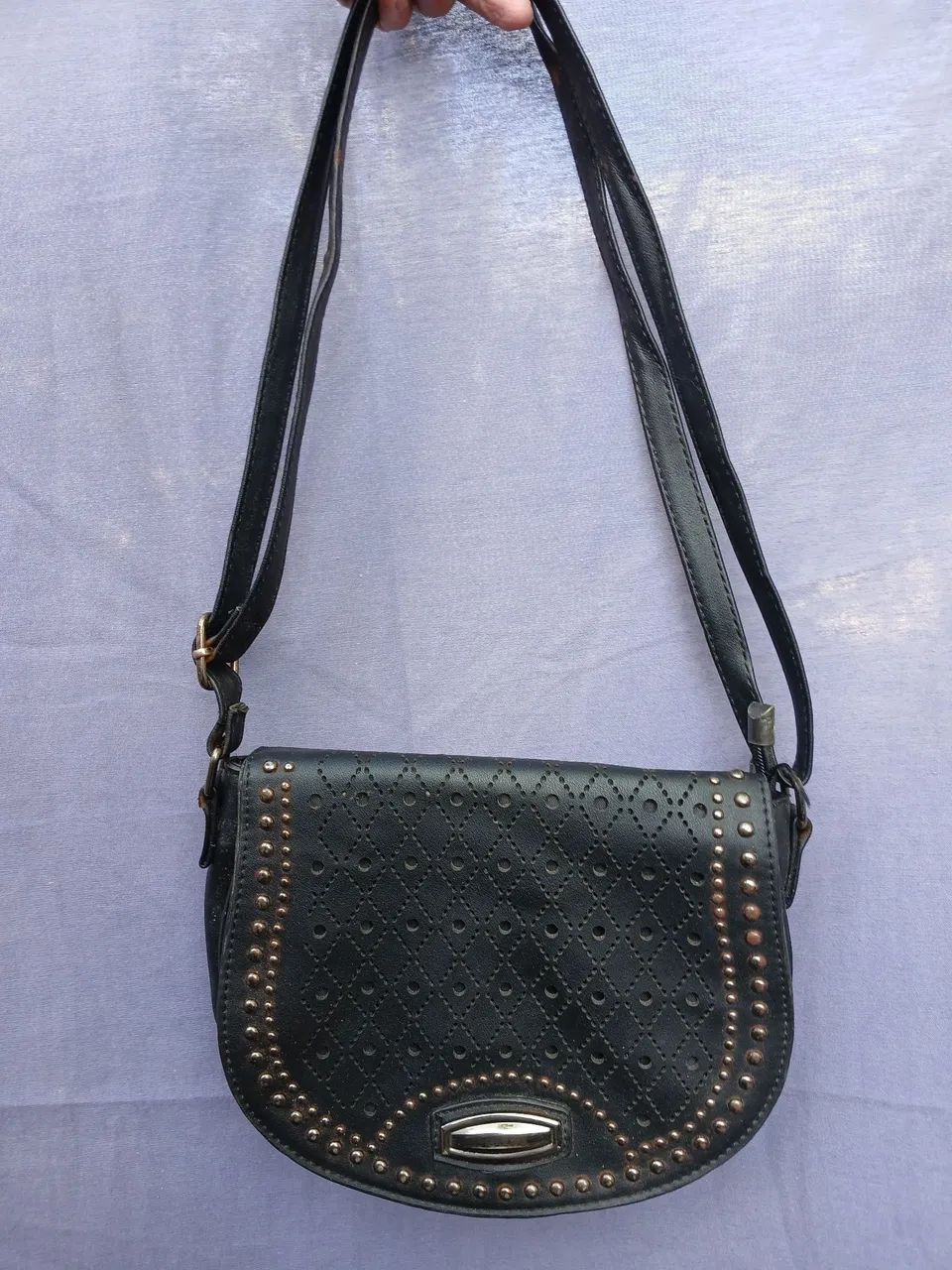 Bolsa Transversal Preta com Tachas e Detalhes Vazados - Estilo Boho/Casual
