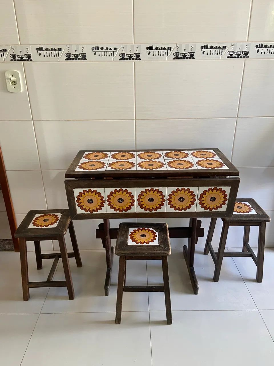 Mesa Madeira com 3 banquinhos 