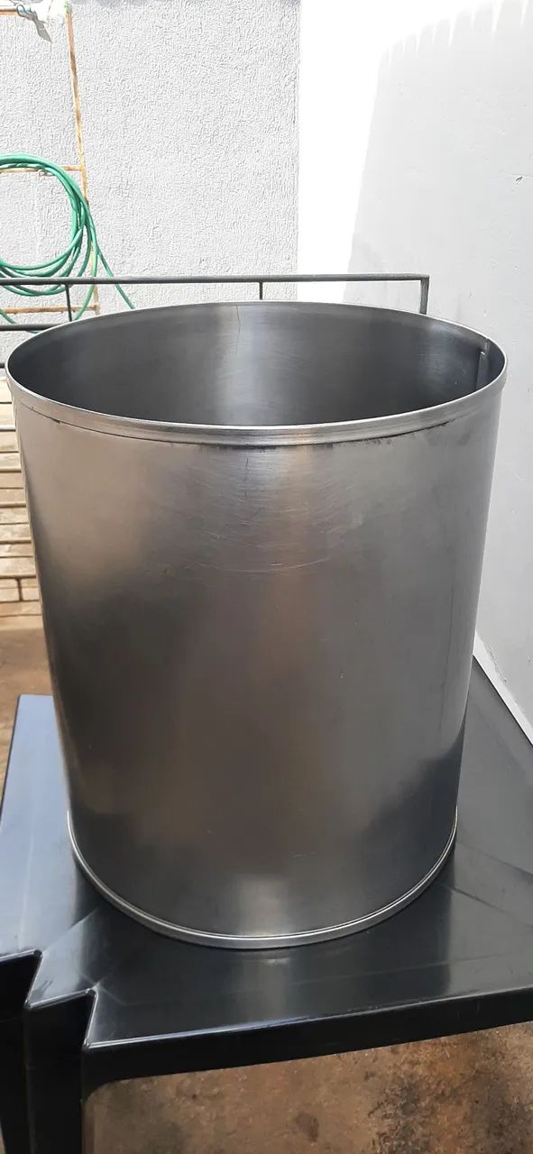Stainless Steel Industrial Trash Can – Total Height 70 cm, Stainless Steel Bin 46 cm in Diameter – Steel Structure