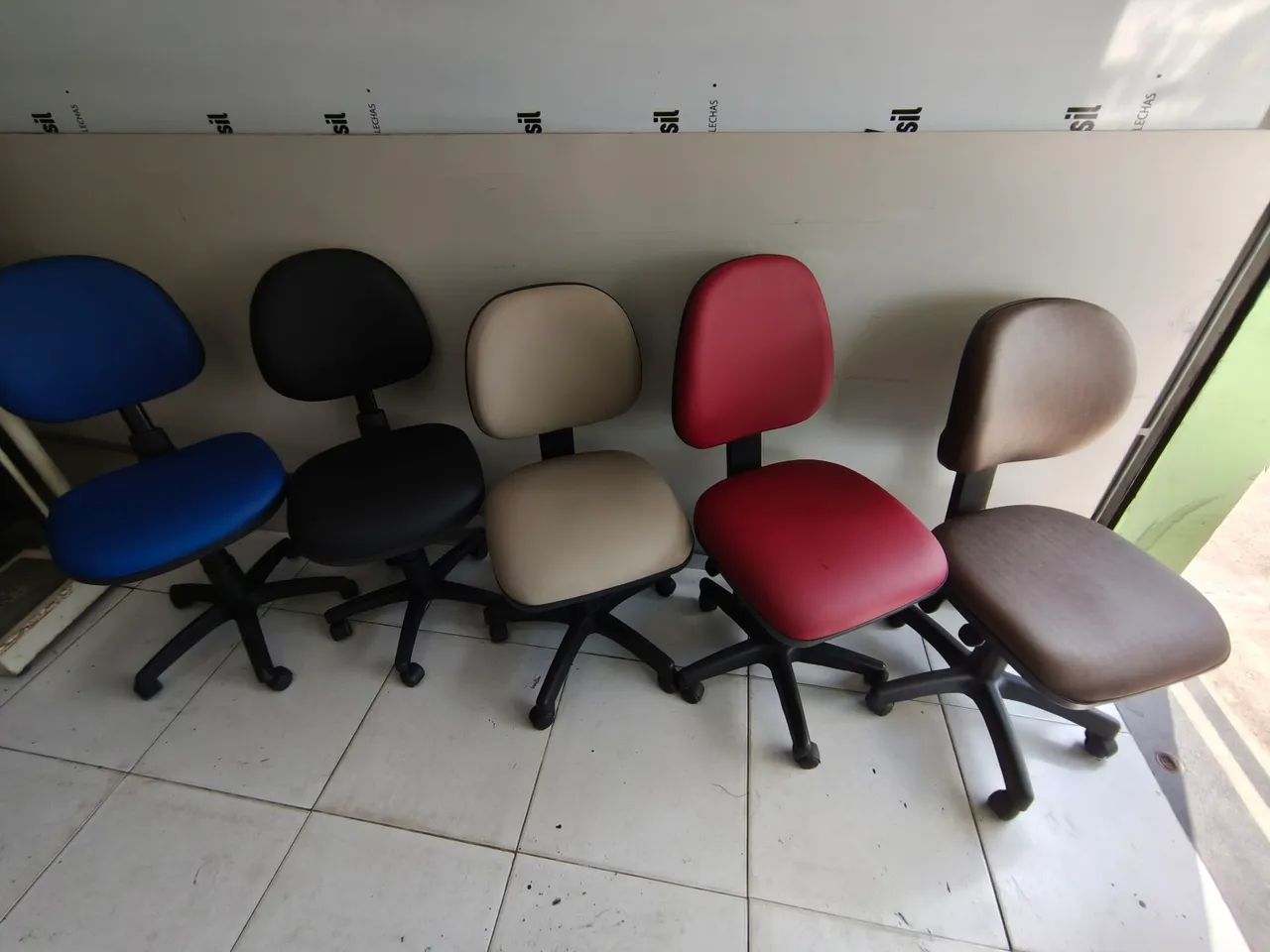 Cadeira giratória ergonômica com regulagens  - Foto 5