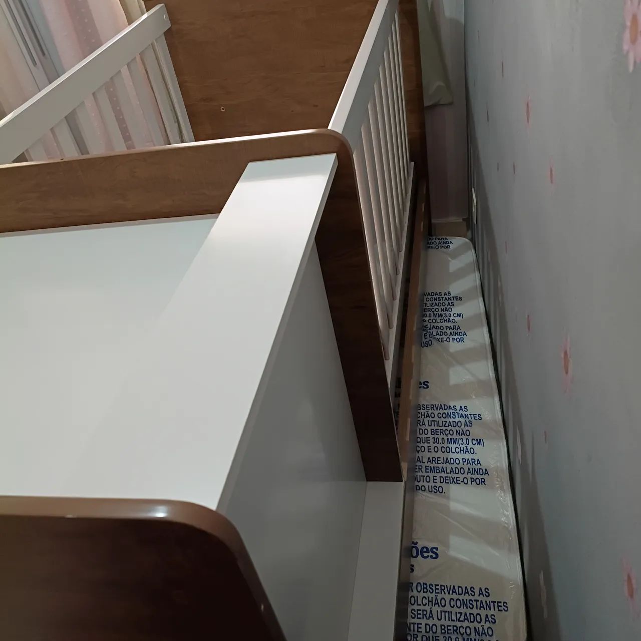 Berço que vira cama, com cama auxiliar e cômoda - Foto 2