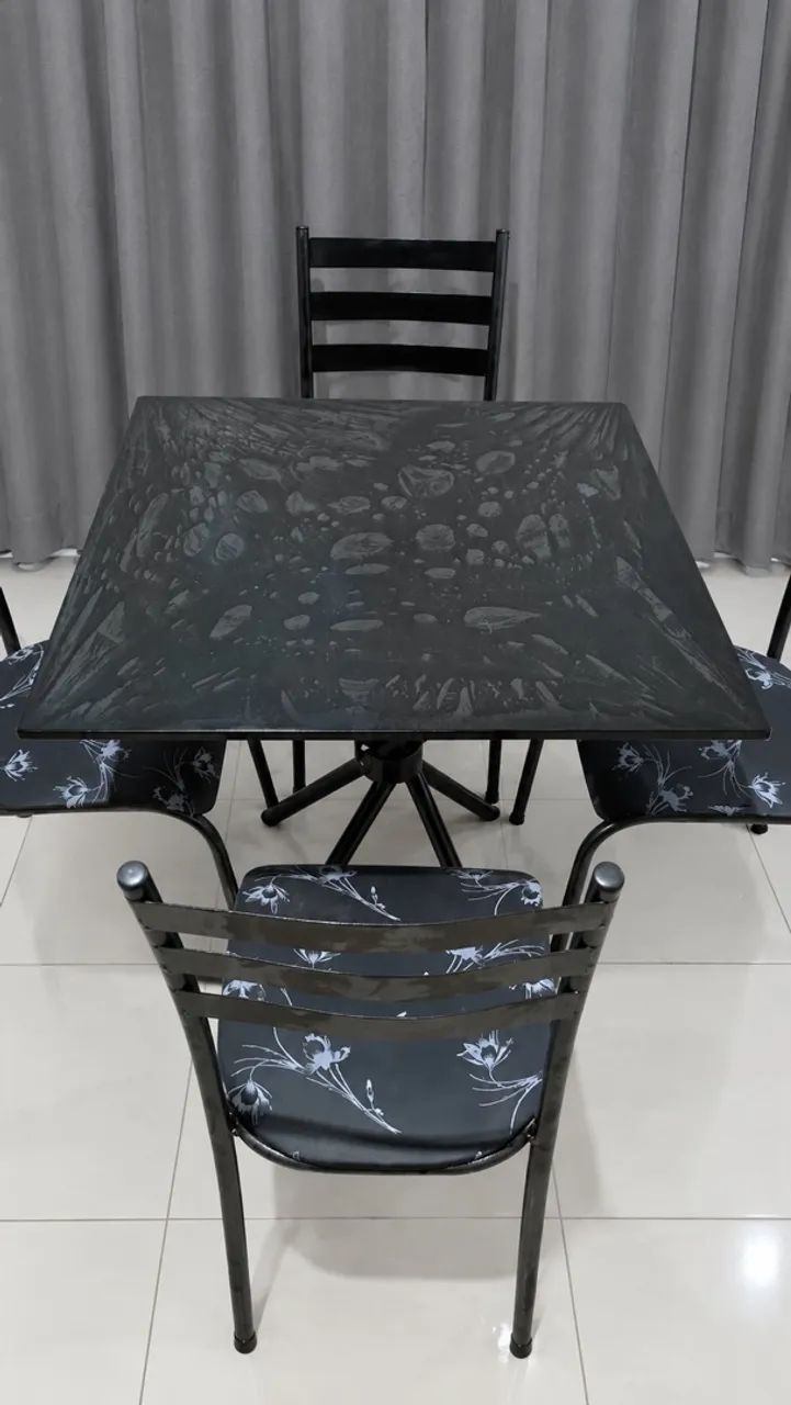 Mesa de Mármore com 4 cadeiras 