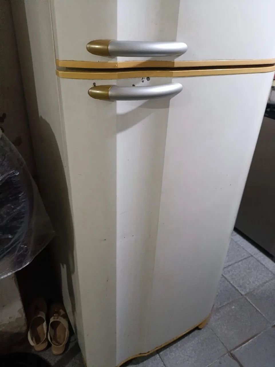 Vendo geladeira, só funciona o congelador - Foto 2