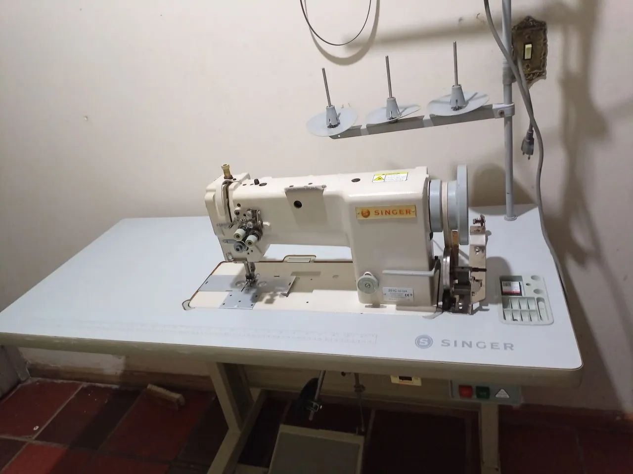 Pespontadeira Singer 251c - Foto 2