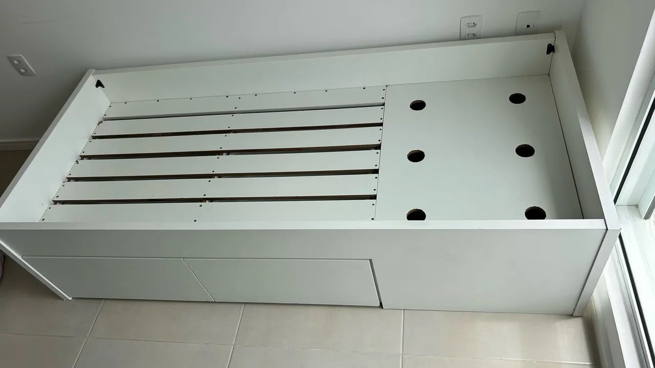 Cama de solteiro em perfeito estado com gavetões 