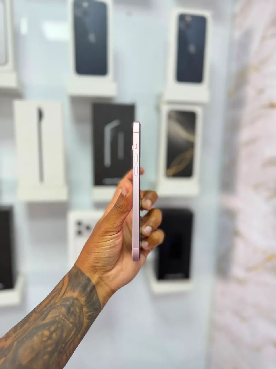 IPHONE 15 PLUS 128Gb<br>R$ 3.299 - Foto 2