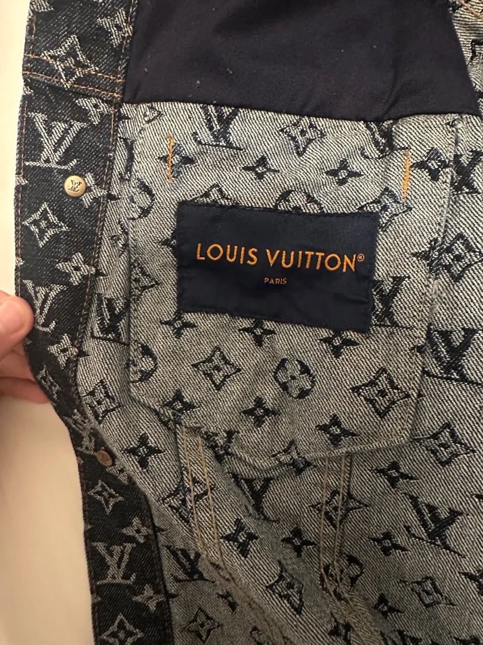 Jaqueta Jeans Louis Vuitton com Jacquard Monogram LV - Foto 4