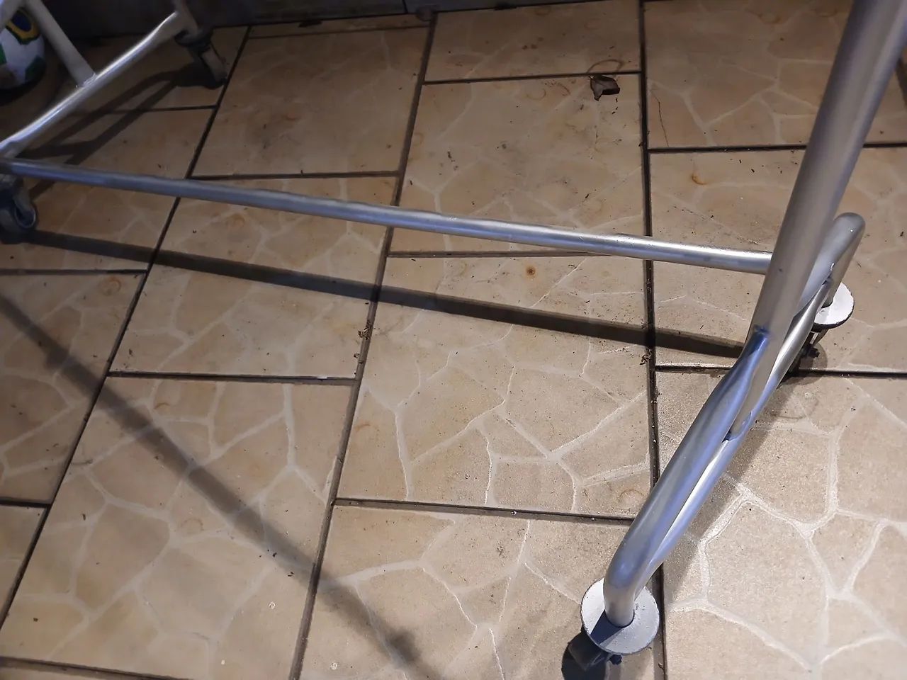 Arara de pé com rodinhas - Foto 2