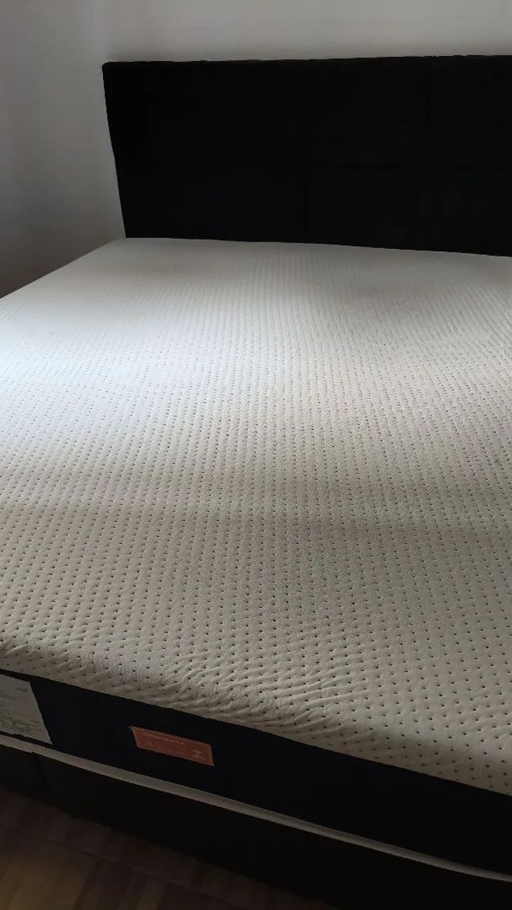 Cama e colchão king size com cabeceira 