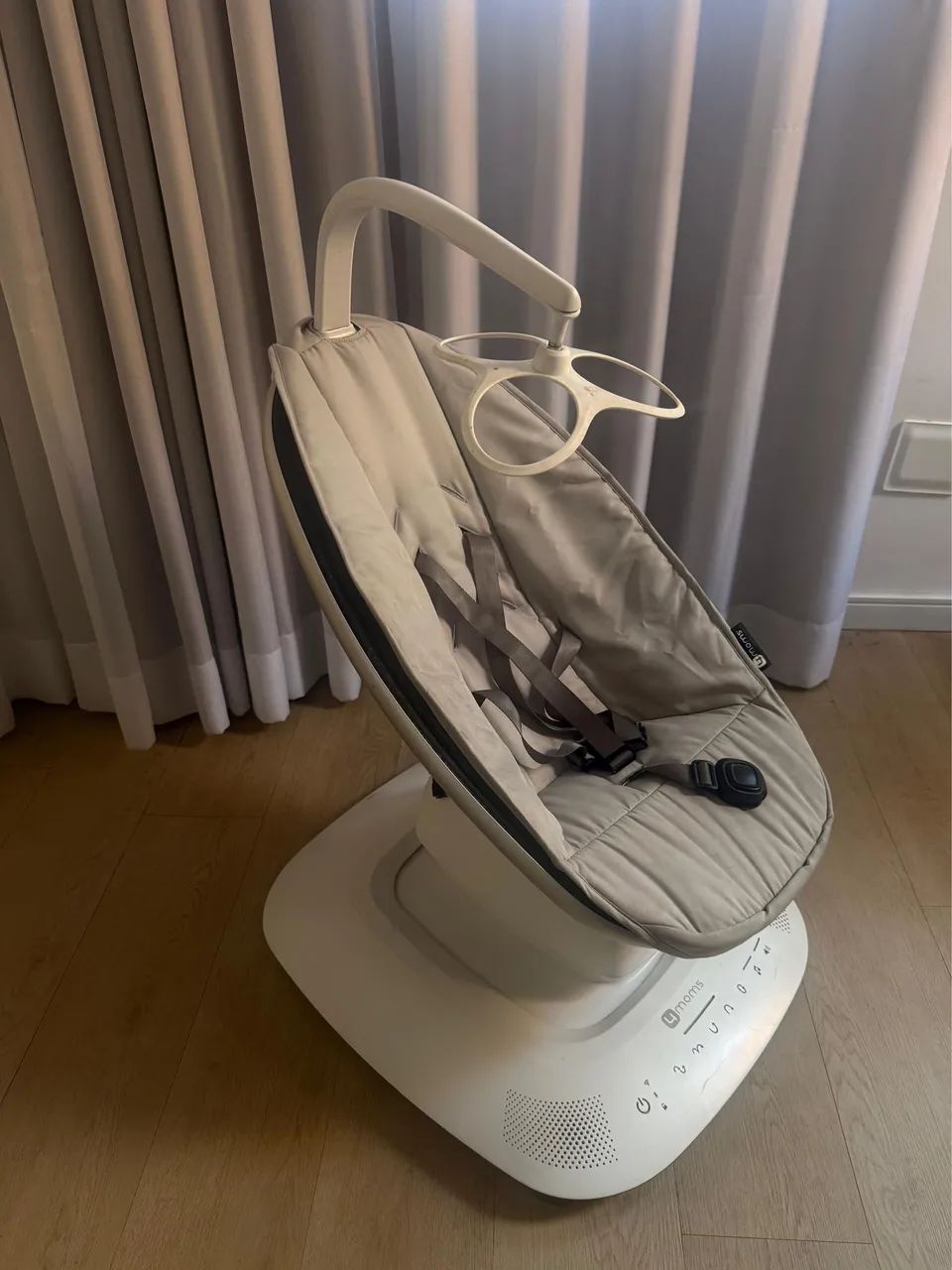 Cadeira de Balanço Bebê 4moms MamaRoo 5.0 Bluetooth 5 Movimentos Cinza - Foto 4