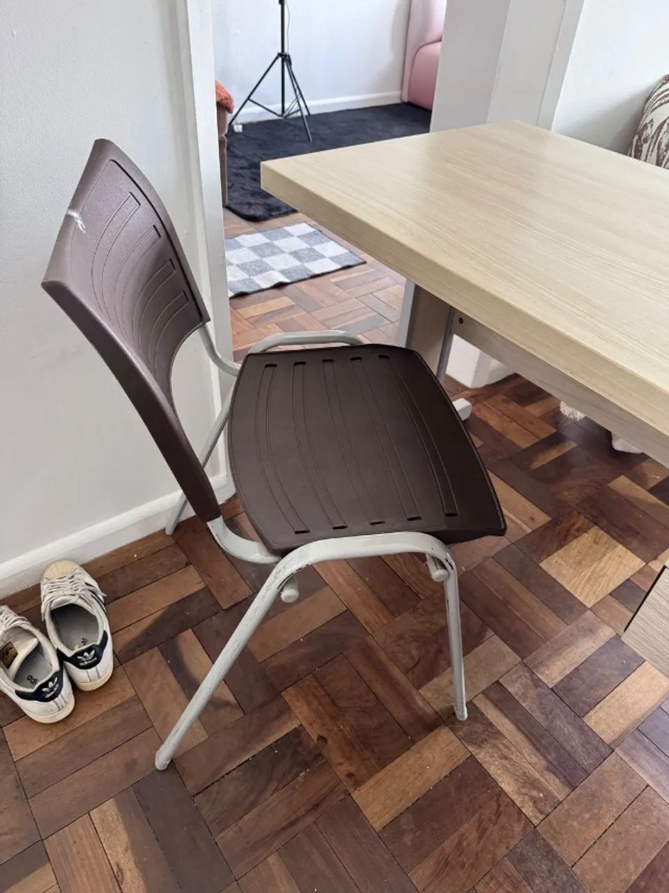 Mesa de escritório retangular e cadeira de plástico. - Foto 4