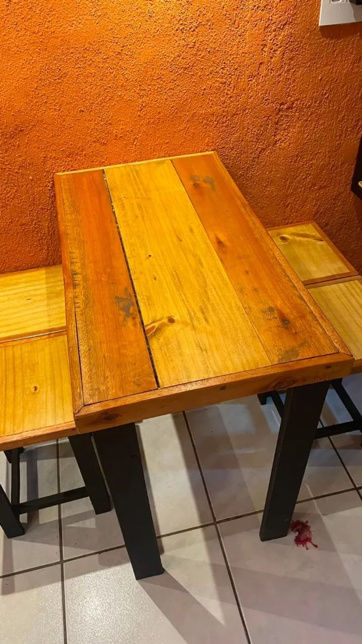 2 Mesas com 4 banquetas cada