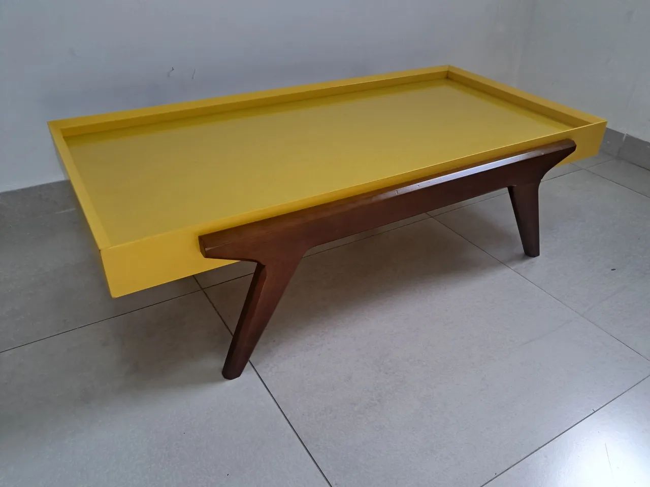 Mesa de centro em laca amarela e com os pés em madeira jequitibá - Foto 5