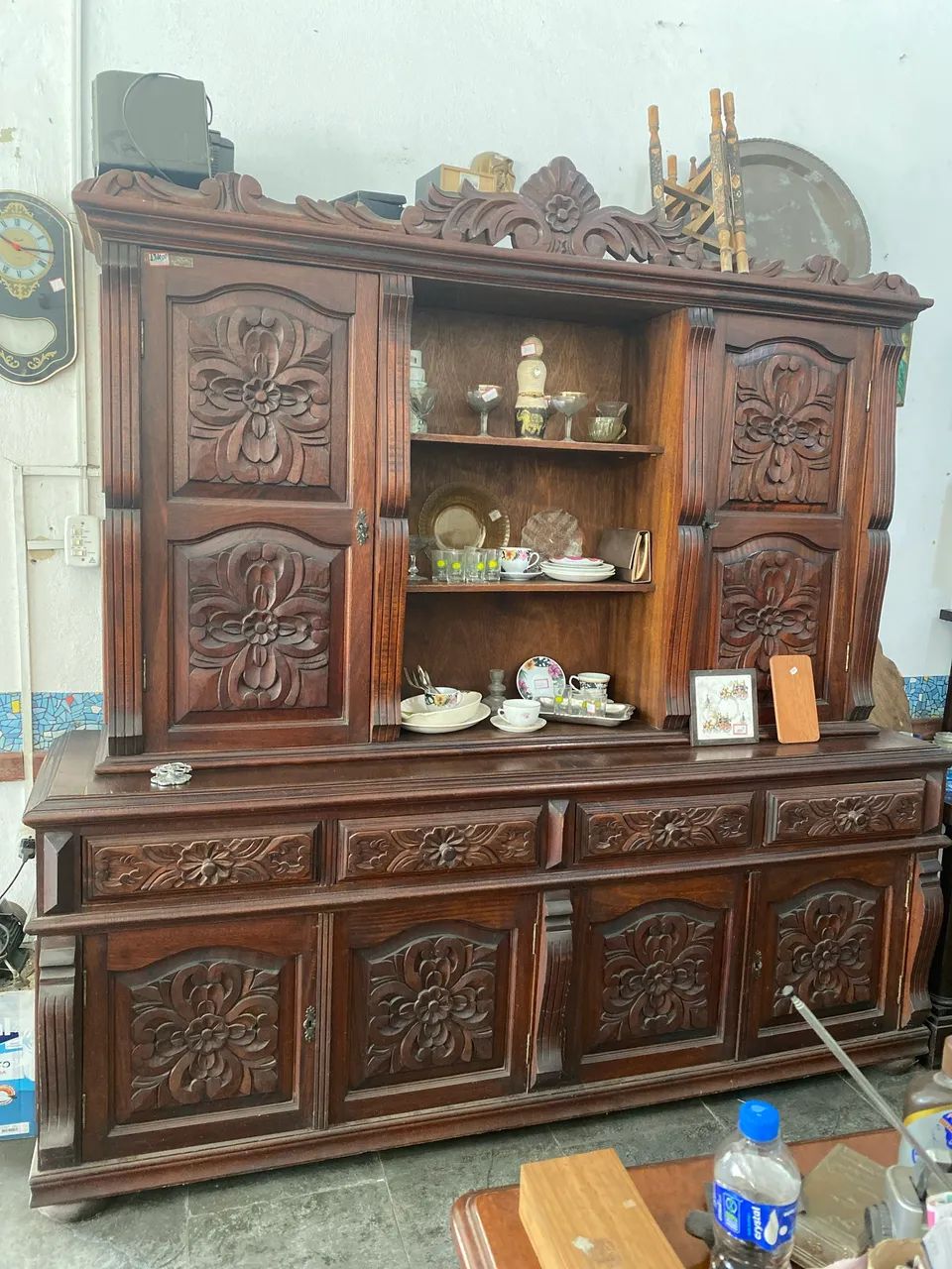 Obra de arte em forma de estante