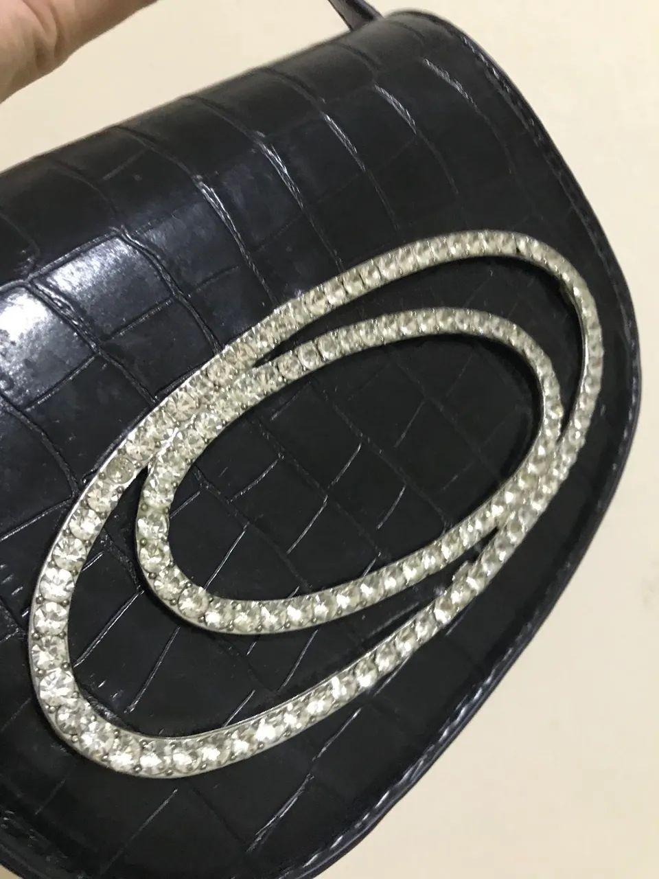 Bolsa preta detalhada com strass prateado  - Foto 4