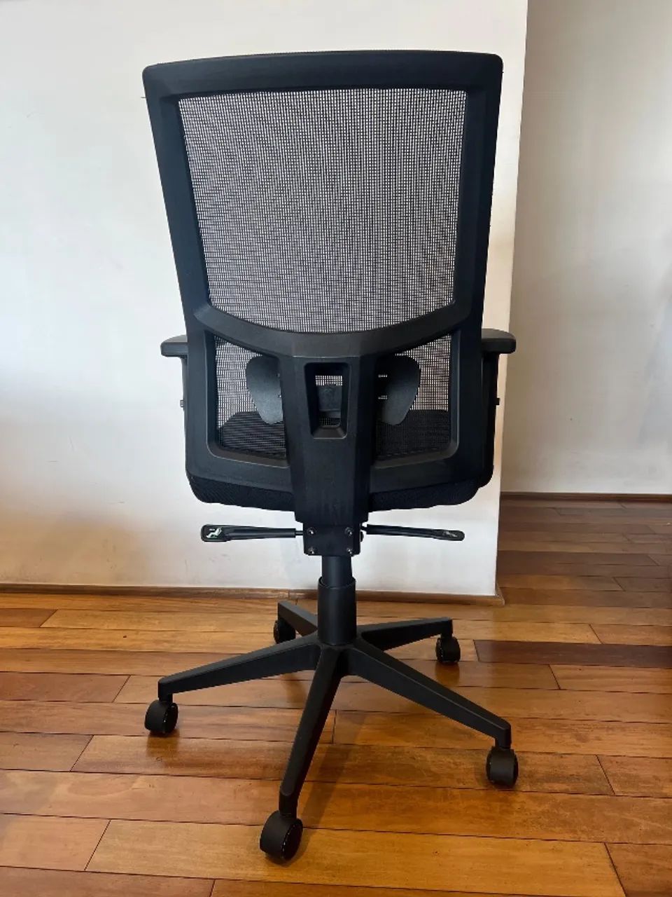 Jogo de 4 cadeiras e 1 conjunto de mesas para 4 lugares