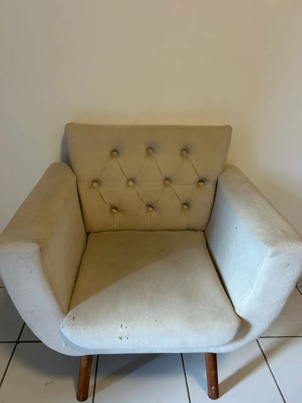 Par de Poltronas Decorativas Bege com Capitonê - R$ 400 - Foto 2